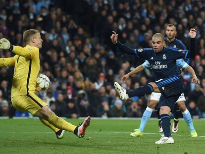 Pepe remata al cuerpo de Joe Hart en el partido entre el Manchester City y el Real Madrid.