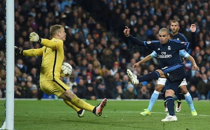 Pepe remata al cuerpo de Joe Hart en el partido entre el Manchester City y el Real Madrid.