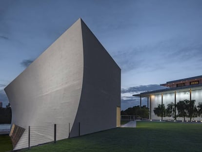 Dos edificios del Centro Kennedy para las Artes Escénicas, en Washington.