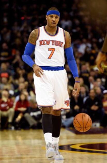 Carmelo Anthony bota el balón durante el partido ante Cleveland