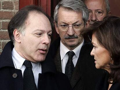Javier Marías (a la izquierda) habla con la ministra Carmen Calvo en presencia de Alejandro Tiana.