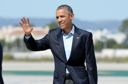 Barack Obama, al descender del Air Force One, en Los Angeles.