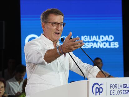 El presidente del PP, Alberto Núñez Feijóo, durante un acto de su partido en Santiago de Compostela.