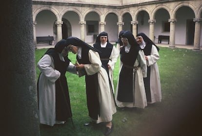 Monjas bernardas en el claustro de Santa María y San Salvador de Ferreira.