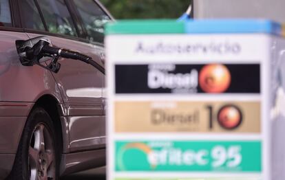 Un coche reposta en una gasolinera el pasado jueves.