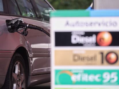 Un coche reposta en una gasolinera el pasado jueves.