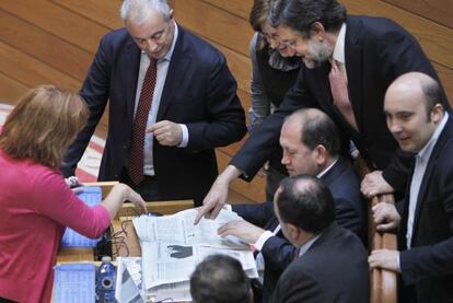 Diputados del grupo socialista, durante el pleno de ayer.