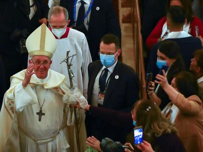 El papa Francisco saluda a sus fieles, en la catedral de Saint Joseph, este sábado en Bagdad.