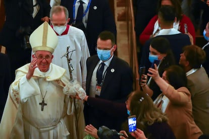 El papa Francisco saluda a sus fieles, en la catedral de Saint Joseph, este sábado en Bagdad.