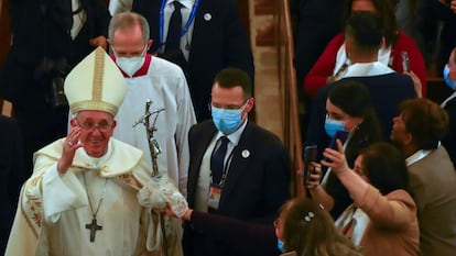 El papa Francisco saluda a sus fieles, en la catedral de Saint Joseph, este sábado en Bagdad.