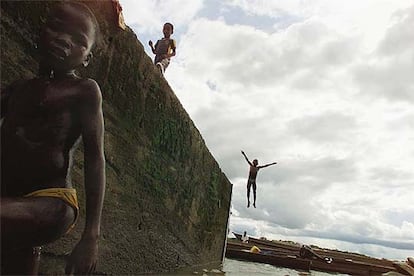 Niños en el río Atrato, en el departamento colombiano de Chocó.