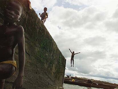 Niños en el río Atrato, en el departamento colombiano de Chocó.