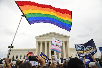 Manifestação em favor dos direitos do coletivo LGBTQ diante da Suprema Corte dos EUA.