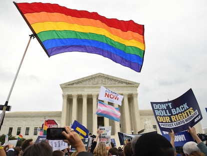 Manifestação em favor dos direitos do coletivo LGBTQ diante da Suprema Corte dos EUA.