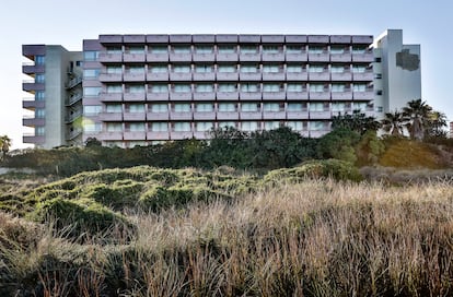 La fachada del Hotel Sidi Saler de Valencia, que cerró al público en 2011, y sus nuevos dueños quieren ahora reabrir.