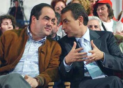 Zapatero conversa con el presidente de Castilla-La Mancha, José Bono, antes de intervenir en un mitin en Toledo.