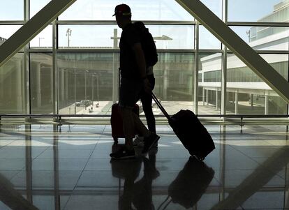 Un viajero, en el aeropuerto de El Prat en Barcelona.