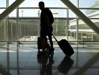 Un viajero, en el aeropuerto de El Prat en Barcelona.