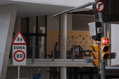 Nuevos radares de control de velocidad en la calle Numancia en Barcelona, este lunes.