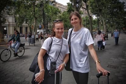 Johanna y Caroline en el paseo de Gràcia