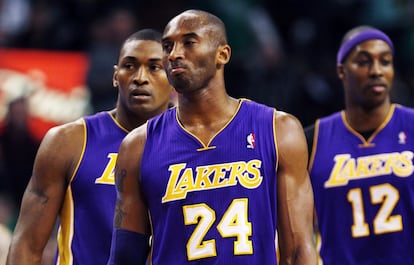 Kobe Bryant, World Peace y Howard, cariacontecidos tras la derrota.