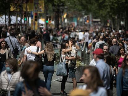 Barceloneses en el Paseo de Gracia de la capital catalana.