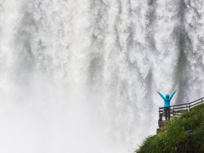 Un turista frente a las cataratas de Iguazú, frontera natural entre Argentina y Brasil.