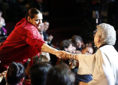 La actriz Terele Pavez (i) es felicitada por la actriz Pilar Bardem tras recibir el Goya a la Mejor actriz de Reparto por 'Las brujas de Zugarramurdi'.