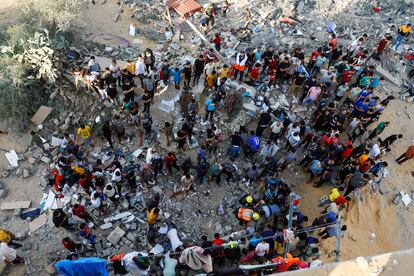 Trabajadores de rescate palestinos buscaban víctimas entre los escombros de un edificio derrumbado por una bomba israelí este lunes. 