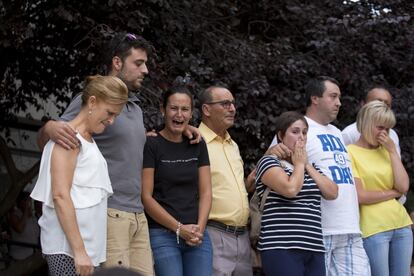 Familiares de las jóvenes este miércoles en la concentración en Cuenca.