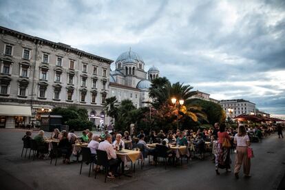 Cena al pie del templo ortodoxo de la Santísima Trinidad y de San Espiridón, en Trieste.