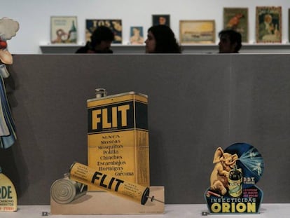 Imatges publicitàries en cartró dels insecticides Cruz Verde, Flit i Orion al Museu del Disseny.