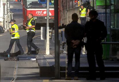 La Policía australiana lleva a cabo su investigación en el lugar del incidente, cerca de la estación de tren Flinders Street, en Melbourne (Australia).