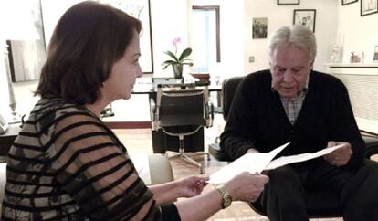 Mitzy Capriles con el expresidente espa&ntilde;ol Felipe Gonz&aacute;lez.