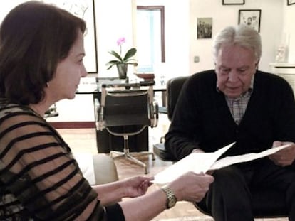 Mitzy Capriles con el expresidente espa&ntilde;ol Felipe Gonz&aacute;lez.