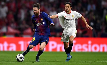 Jesús Navas trata de frenar a Messi durante la final de Copa entre el Barcelona y el Sevilla.