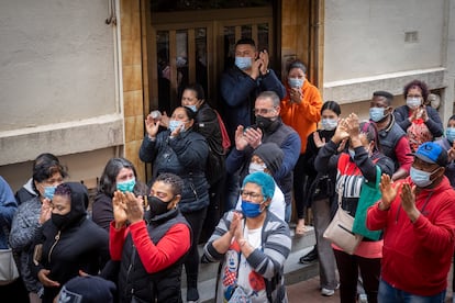 Los vecinos celebran el aplazamiento del desahucio en la calle Rasos de Peguera 85, en Ciutat Meridiana, Barcelona.