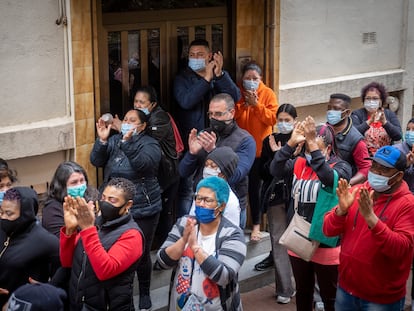 Los vecinos celebran el aplazamiento del desahucio en la calle Rasos de Peguera 85, en Ciutat Meridiana, Barcelona.