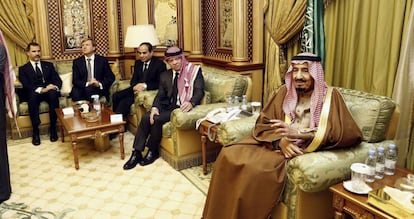 Felipe VI, Guillermo-Alejandro de Holanda; el presidente egipcio Abdelfatah al Sisi y el rey de Jordania, Abdalá II, durante una recepción con Salman bin Abdulaziz en 2015.