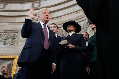 Donald Trump jura su cargo como 47º presidente de Estados Unidos ante el presidente del Tribunal Supremo, John Roberts, mientras Melania Trump sostiene la Biblia.