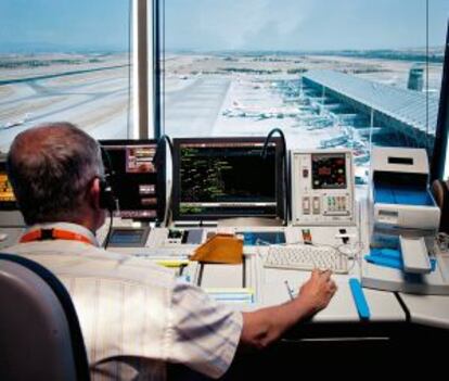 Vista desde la Torre de Control Norte de la plataforma de la T-4 Satélite, donde estacionan algunos de los aviones de mayor tamaño.