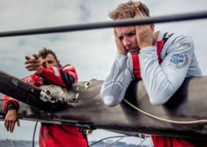 Dos miembros del equipo PUMA se apoyan en el mástil roto después de que el barco partiera su palo en el Atlántico Sur.