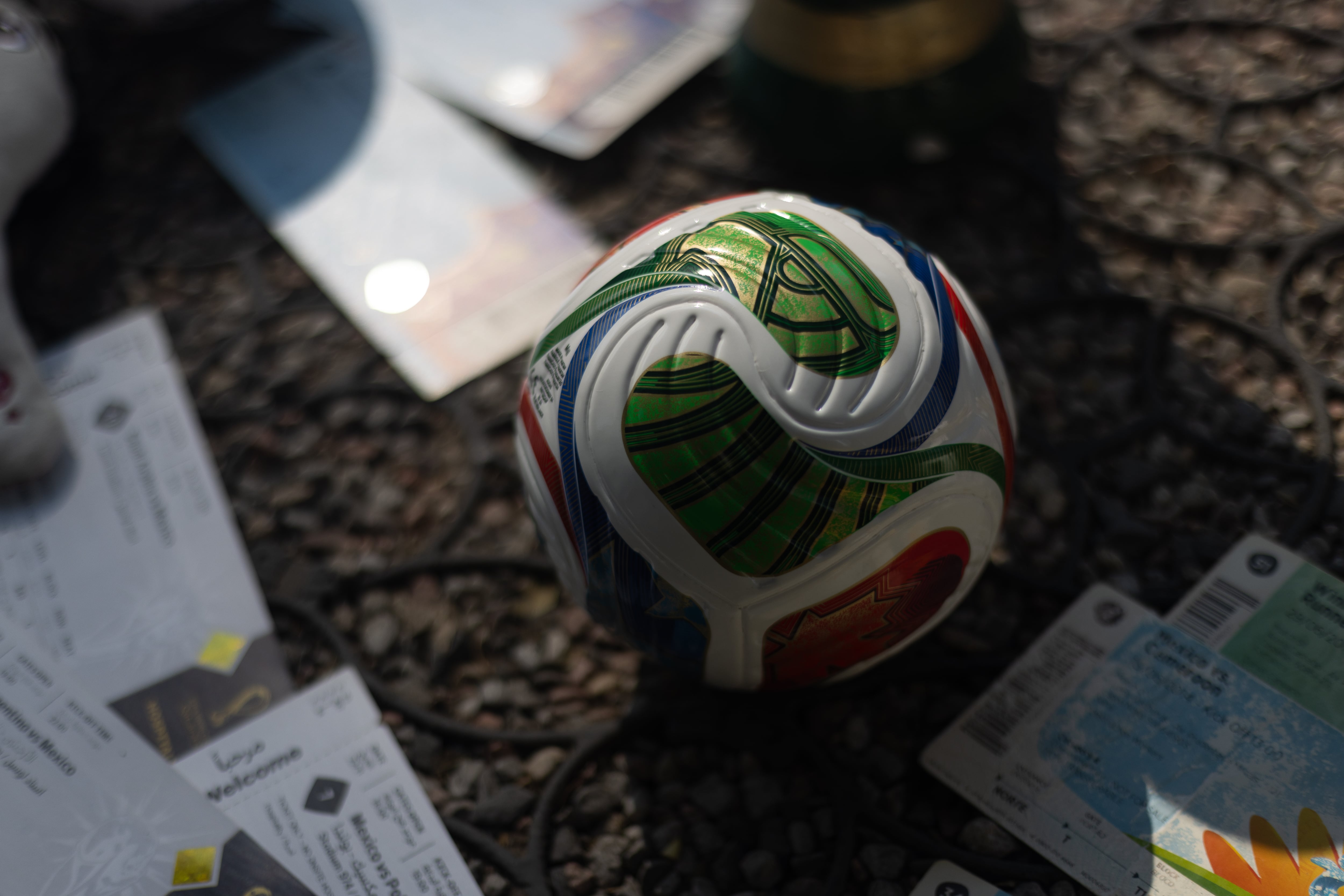 Réplica del balón oficial del próximo mundial, en Ciudad de México.