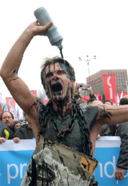 Uno de los manifestantes ha querido escenificar lo que han sufrido las costas gallegas tras la llegada del negro chapapote.