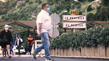 The city limits of Le Perthus/El Pertús, with the border checkpoint in the background.