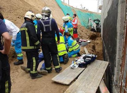 Bomberos de la Comunidad y el Summa intenta reanimar a la víctima.