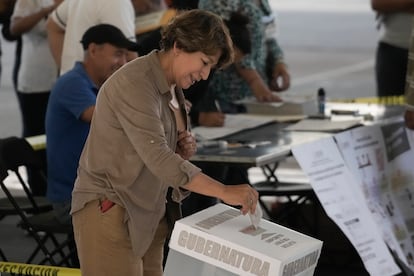 Delfina Gómez vota en una casilla en Texcoco, el domingo pasado.