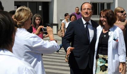 François Hollande visita el hospital de Grenoble este sábado.
