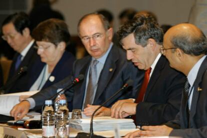 Rodrigo Rato (centro) y Gordon Brown (a su izquierda) se preparan para abrir la asamblea en Washington.