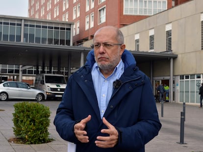 El expresidente de la Junta de Castilla y León, Francisco Igea, en el Hospital Río Carrión de Palencia, donde trabaja.